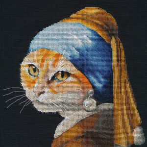 Kitty in pearl earrings 21x22 cm S1654